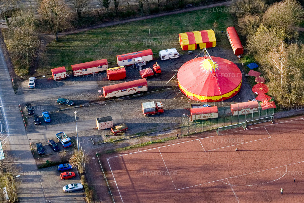 Luftbild: Circus Weisheit am Sportplatz in Kandel im Bundesland Rheinland-Pfalz in Deutschland. Foto: IMG_9824.jpg vom 18.03.2008 durch Werner Riehm/FLY-FOTO.de