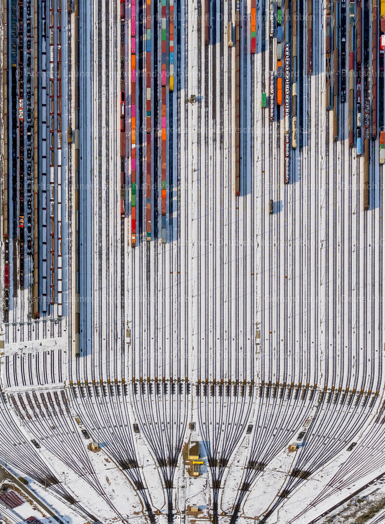 4044821 | bunte Eisenbahnwaggons im verschneiten Rangierbahnhof Maschen, Seevetalverschneiter Rangierbahnhof Maschen, Seevetal