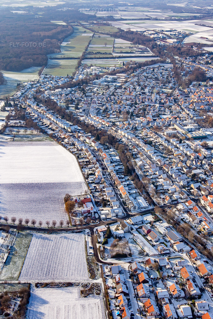 Luftbild: Litzelhorststraße im Winter bei Schnee in Herxheim bei Landau im Bundesland Rheinland-Pfalz in Deutschland. Foto: IMG_135519.jpg vom 16.12.2022 durch Werner Riehm/FLY-FOTO.de