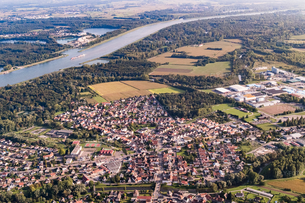 Vue aérienne: Vue de la ville depuis le nord, montrant la zone industrielle du Mülrhein avec Ravaga Building Solutions, CORTEVA et Transcendia. à Drusenheim dans le département Bas Rhin, France – .Photo: P1000946.jpg prise le 15/09/2014 par Werner Riehm/FLY-FOTO.eu – Résolution de l'original: 5472 x 3648 px – RAVAGOBUILDINGSOLUTIONS.COM – Corteva Agriscience™ | Global – Drusenheim, France | Transcendia