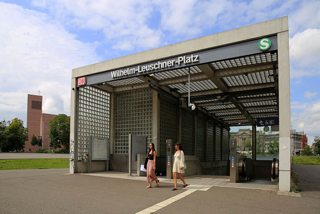 City-Tunnel Leipzig - Station Wilhelm-Leuschner-Platz | Das Team hinter BILDLEXIKON LEIPZIG bündelt historische wie aktuelle Informationen über die Stadt Leipzig in Text und Bild auf einer Plattform und stellt diese der interessierten Öffentlichkeit zur Verfügung.