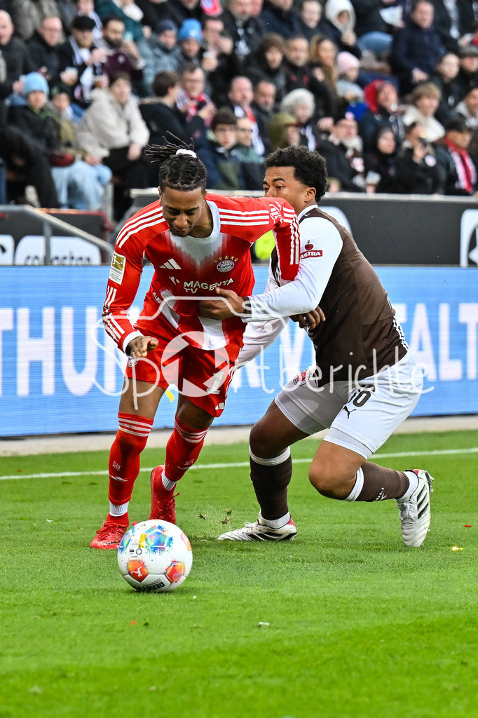 FC St. Pauli - FC Bayern München | ST. PAULI, DEUTSCHLAND - 11. APRIL: im Duell Michael OLISE (FC Bayern Munich 17) und Joel Chima FUJITA (FC St. Pauli 16) während dem Bundesligamatch zwischen dem FC St. Pauli und dem FC Bayern München am 29. Spieltag im Millerntor Stadion / DFL REGULATIONS PROHIBIT ANY USE OF PHOTOGRAPHS AS IMAGE SEQUENCES AND/OR QUASI-VIDEO