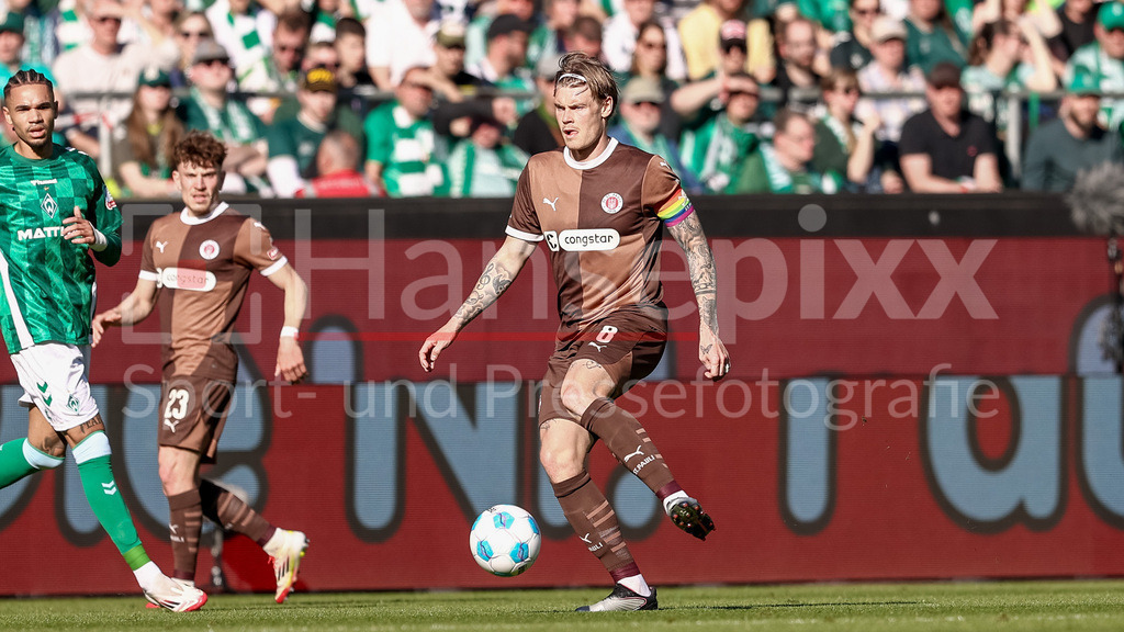 Fussball, Bundesliga, SV Werder Bremen - FC St. Pauli | Eric Smith (FC St. Pauli, 8) am Ball, Einzelbild, Ganzkörper, Aktion, Action, Spielszene, DIE DFL-RICHTLINIEN UNTERSAGEN JEGLICHE NUTZUNG VON FOTOS ALS SEQUENZBILDER UND/ODER VIDEOÄHNLICHE FOTOSTRECKEN. DFL REGULATIONS PROHIBIT ANY USE OF PHOTOGRAPHS AS IMAGE SEQUENCES AND/OR QUASI-VIDEO.