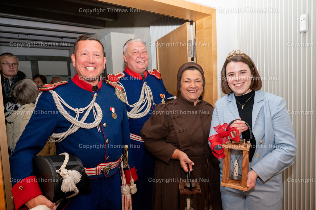 Katja_Simon-Botschafterin_der_Bergstrasse-51 | bre,bzw,Zwingenberg, Die deutsche Winprinzessin Katja Simon wurde am 19.Oktober im Diefenbachsaal in Zwingenberg von Landrat Christian Engelhardt zur Botschafterin der Bergstraße ernannt, sie trug sich in das goldne Buch des Kreises und der Stadt Zwingenberg zusammen mit der Deutschen Weinkönigin Anna Zens und Weinprinzessin Emma Meinhardt ein,  ,, Bild: Thomas Neu