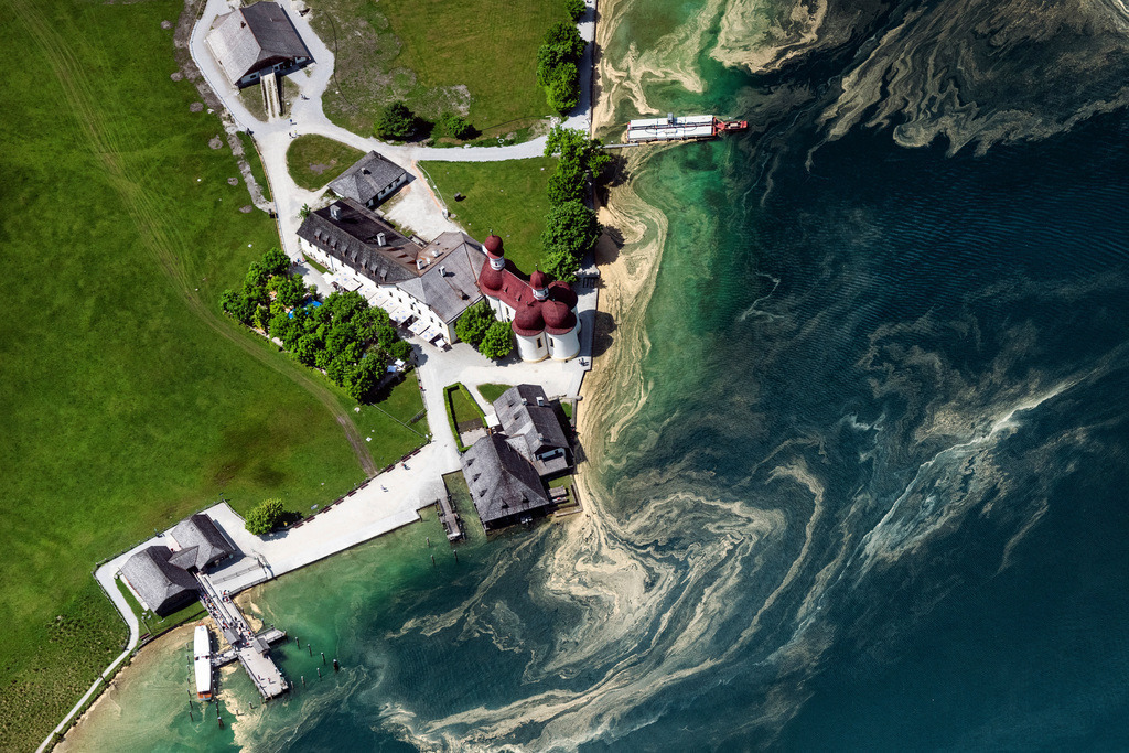 dr__0097473.jpg | SCHöNAU AM KöNIGSSEE 19.05.2022 Kirchengebäude der Kapelle Wallfahrtskirche St.Bartholomä am Königsee an der Straße Kessel-St Bartholomä in Schönau am Königssee im Bundesland Bayern, Deutschland. // Churches building the chapel Wallfahrtskirche St.Bartholomae on Koenigsee on street Kessel-St Bartholomae in Schoenau am Koenigssee in the state Bavaria, Germany. Foto: Daniel Reiter