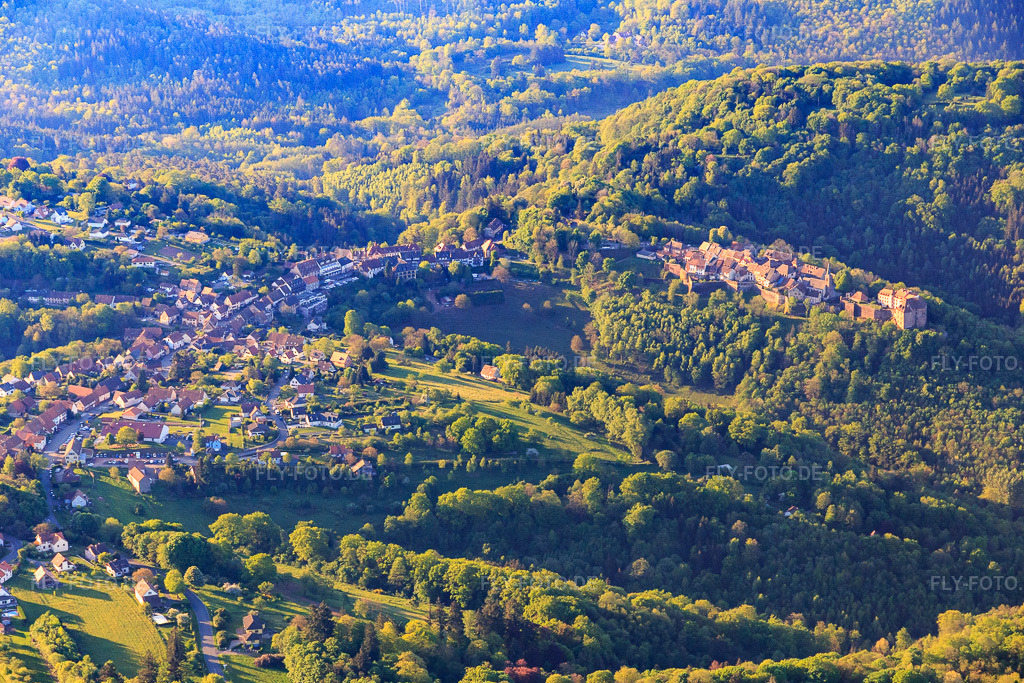 Luftbild: Ortsansicht im buckligen Elsass der Nordvogesen mit Burg Lützelstein / Château de La Petite-Pierre am Morgen von Norden in La Petite-Pierre im Bundesland Bas-Rhin in Frankreich. Foto: IMG_145927.jpg vom 01.05.2025 durch Werner Riehm/FLY-FOTO.deChâteau de La Petite Pierre - Maison du Parc - Tourisme CCHLPP