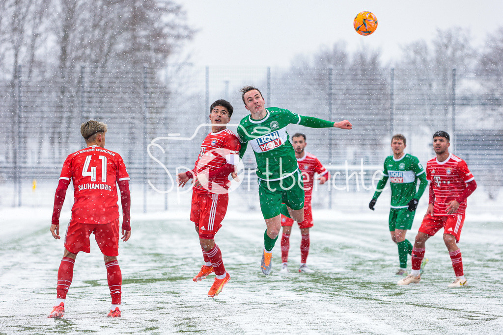 FC Bayern Amateure - VfB Eichstätt | Heiße Duelle im Mittelfeld gab es zwischen Bayern und Eichstaedt