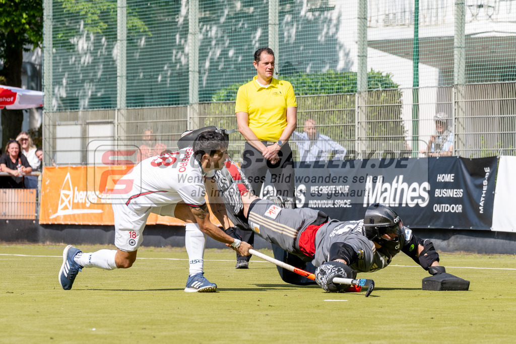 SFE_20240511_0183 | Krefeld, Deutschland, 11.05.2024: Martin Ferreiro (Crefelder HTC) Jean Danneberg (Rot-Weiss Köln) in Aktion waehrend des Spiels der Feldhockey 1. Bundesliga Herren zwischen Crefelder HTC - Rot Weiss Köln im Gerd-Wellen-Hockeyanlage am 11.05.2024 in Krefeld, Deutschland. (Foto von Stephan Fehrmann)

Krefeld, Germany, 11.05.2024: Martin Ferreiro (Crefelder HTC) Jean Danneberg (Rot-Weiss Köln) in action during the game of Feldhockey 1. Bundesliga Herren between Crefelder HTC - Rot Weiss Köln in Gerd-Wellen-Hockeyanlage at 11.05.2024 in Krefeld, Deutschland. (Foto from Stephan Fehrmann)
