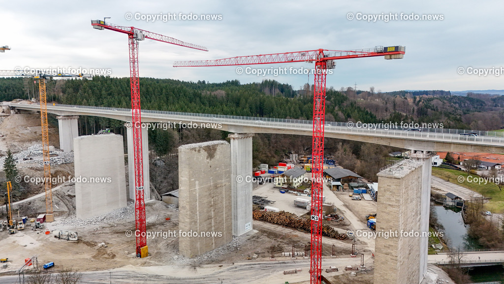 Westautobahn_ A1_ Aurachtalbruecke_ 11.03.2024-9 | 11.03.2024, Aurachkirchen, AUT, Westautobahn, A1, Aurachtalbruecke, im Bild Baustelle, Bruecke, Uebergang, Tal, Kran, Kraene, Schwerlastkran, Felbermayr, Sanierung, Asfinag, Baugeraete, Bagger, Verkehr, Drohne, Luftbild