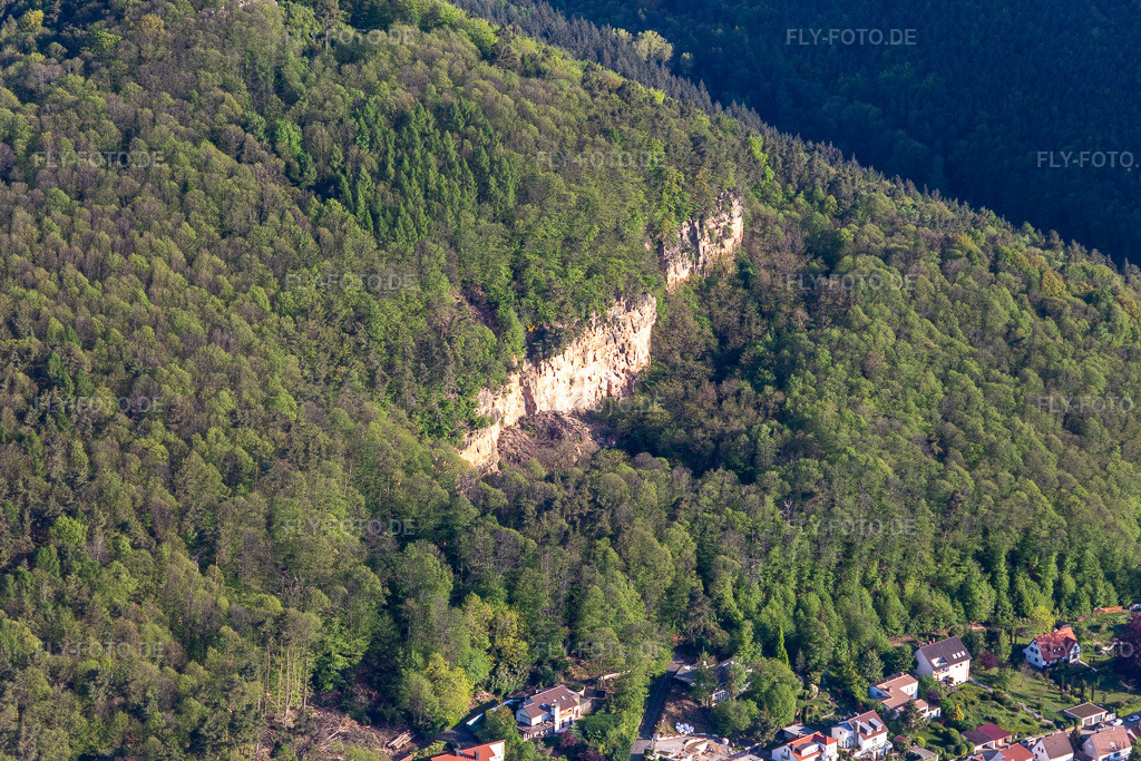 Luftbild:  in Frankweiler im Bundesland Rheinland-Pfalz in Deutschland. Foto: IMG_131246.jpg vom 07.05.2022 durch Werner Riehm/FLY-FOTO.deFrankweiler - der Balkon der Südpfalz - Frankweiler