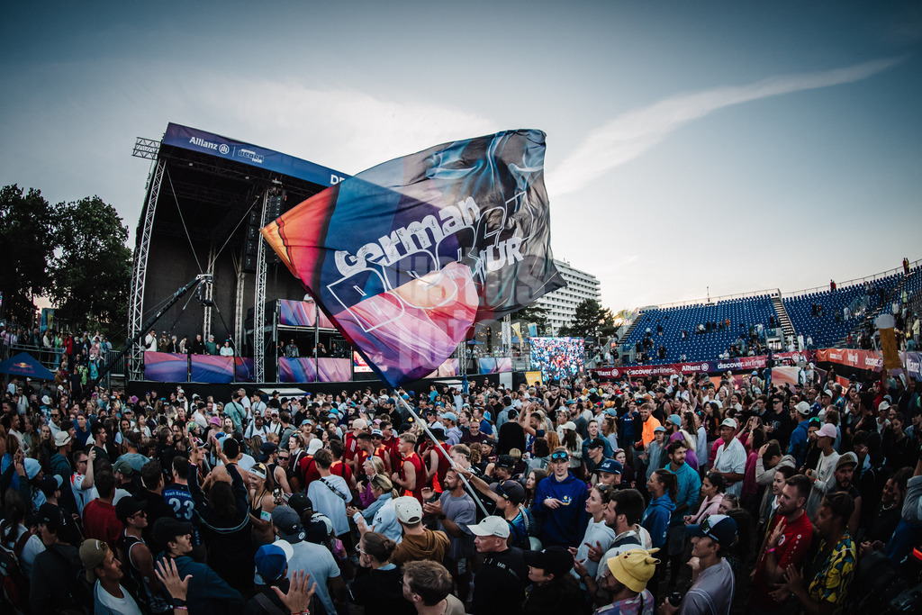 Beachvolleyball | Frauen und Männer | Deutsche Meisterschaften 2025 Timmendorfer Strand | 07.09.2025 | Die Fans feiern nach der Siegerehrung den Turnierabschluss auf dem Feld