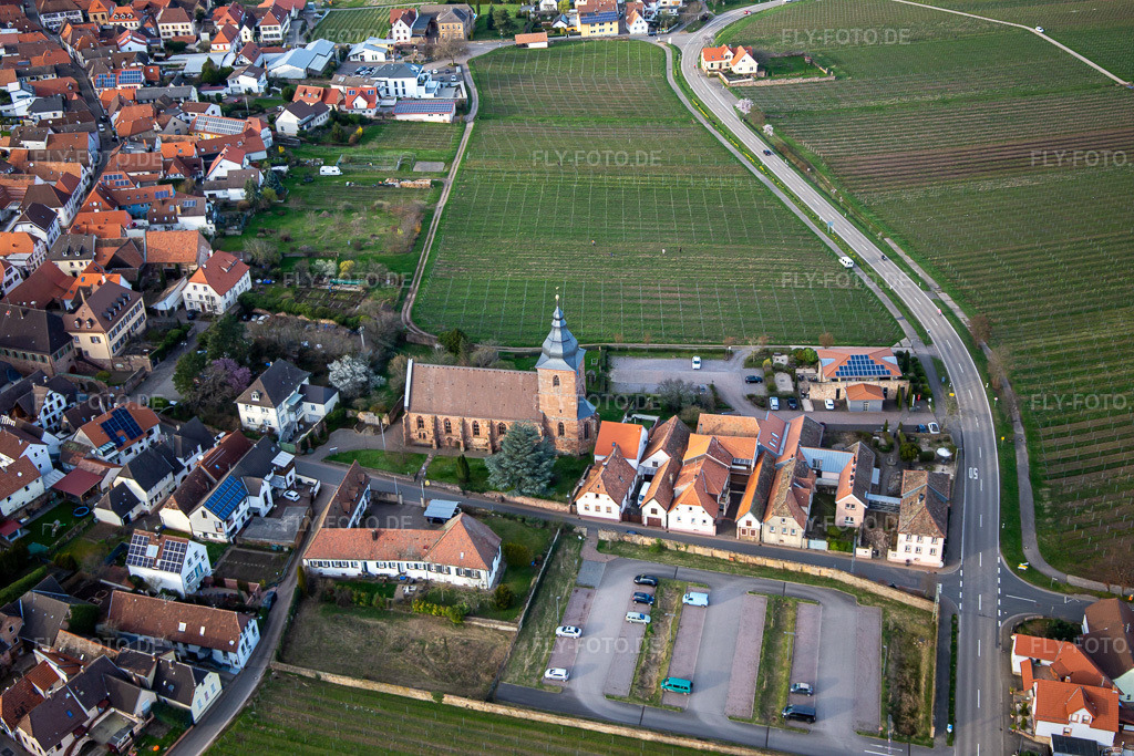 Luftbild: Das Weinhaus - Vinothek Meßmer, Ritterhof zur Rose an der Katholischen Pfarrkirche Maria Heimsuchung in Burrweiler im Bundesland Rheinland-Pfalz in Deutschland. Foto: IMG_140041.jpg vom 14.03.2024 durch Werner Riehm/FLY-FOTO.deWWW.RITTERHOFZURROSE.DE