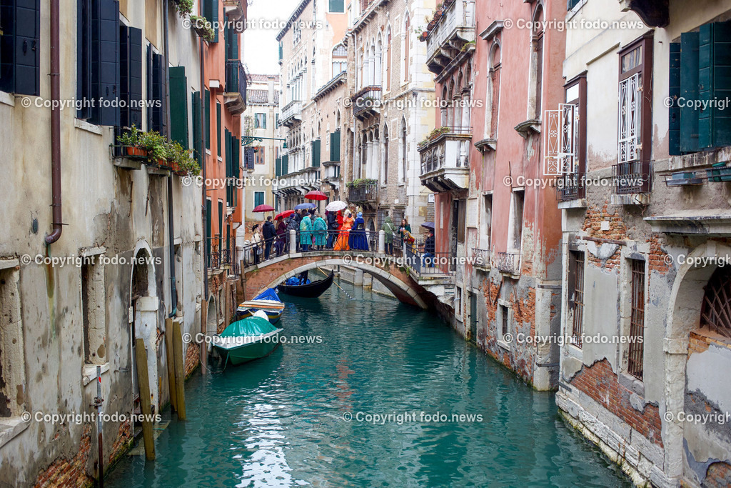 Italien_ Venedig_ 16.02.2024-19 | 16.02.2024, Italien, ITA, Venetien, Venedig, im Bild Venedig, Stadtansichten, Touristen, Reisefeature, venezianisch, Reise, Venedig, Venezia, Venetien, Stadtansicht, Campanile, Canale Grande, Markusplatz, Markuskirche, Touristen, Gondel, Gondolere, Faehre, Motorboot, Wassertaxi, Vaporetto, Adria, Lagune, Pfahlbauten, Bruecke, Rialtobruecke, La Gondola, Dogenpalast, Italien, Hochwasser, Creativ, Kreativ