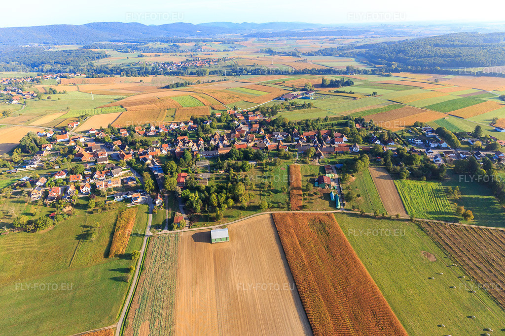 Vue aérienne: Vue de la ville depuis le sud à Retschwiller dans le département Bas Rhin, France – .Photo: IMG_139225.jpg prise le 01/10/2023 par Werner Riehm/FLY-FOTO.eu – Résolution de l'original: 5472 x 3648 px