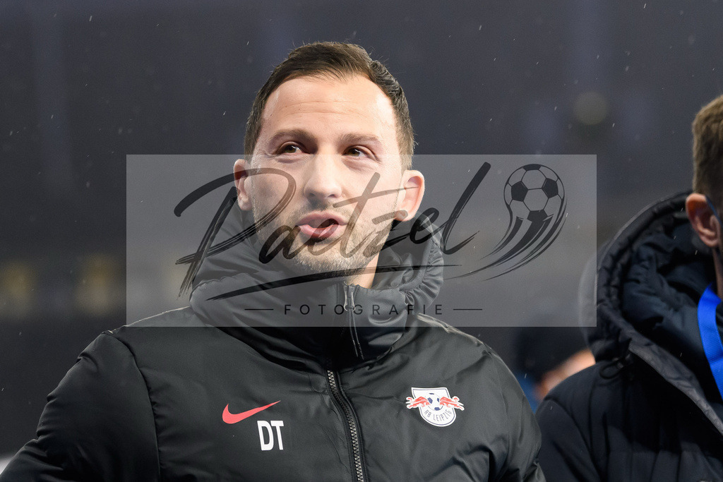 BSCRBL20220220_011 | Fussball, Herren: Trainer Domenico Tedesco (RB Leipzig) schaut bei dem Spiel der 1. Bundesliga zwischen Hertha BSC und RB Leipzig im Olypiastadion am 20.02.2022 in Berlin, Deutschland.DFB / DFL REGULATIONS PROHIBIT ANY USE OF PHOTOGRAPHS AS IMAGE SEQUENCES AND/OR QUASI-VIDEO. - Realisiert mit Pictrs.com