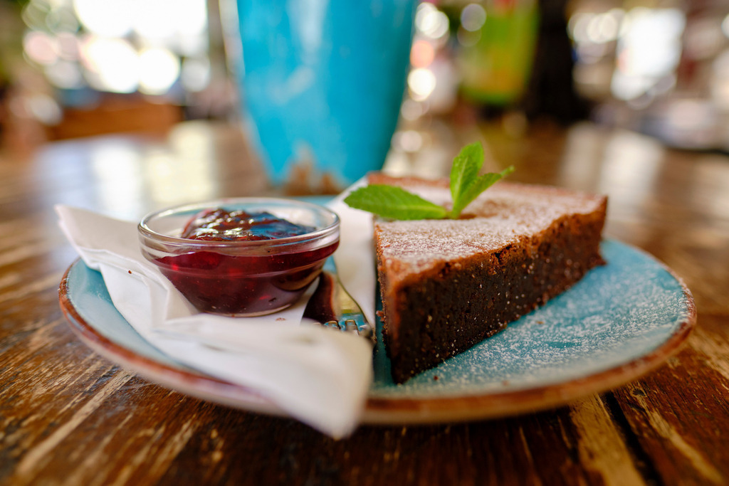 Cafe Mima | Wien, Austria - March 21, 2019: Cafe Mima; ein Schokoladenbrownie ohne Mehl steht auf dem Tisch. - Realisiert mit Pictrs.com