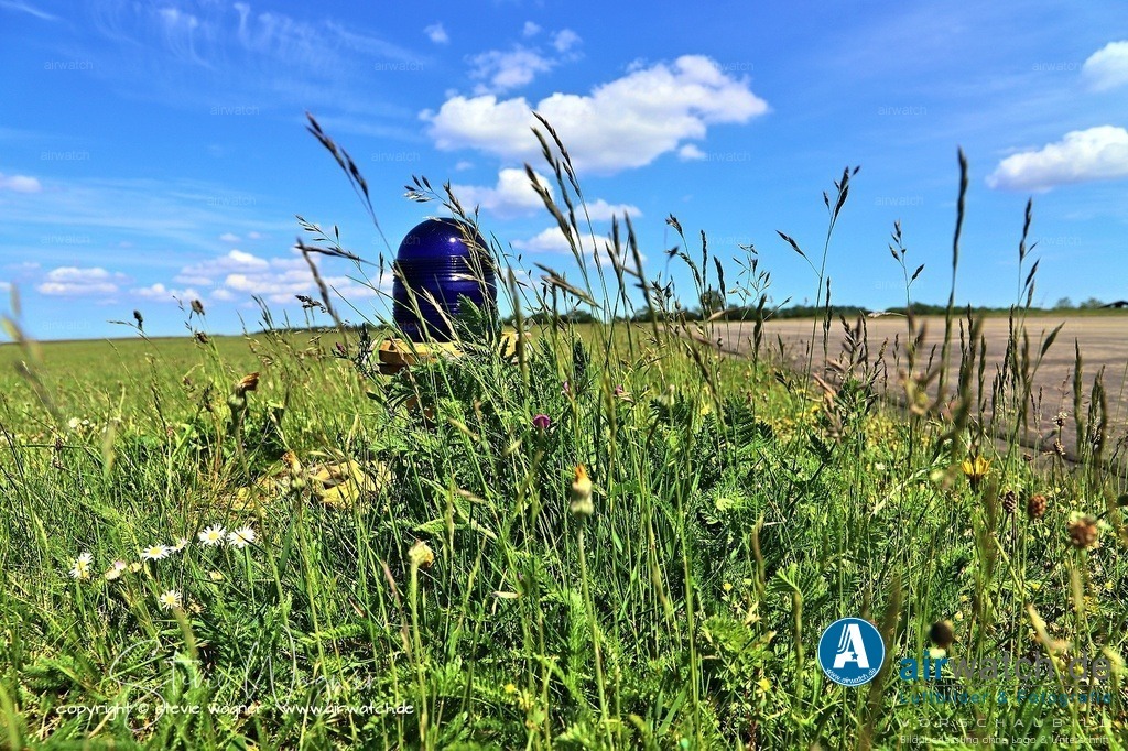 Flughafen Husum - Vorfeldbeleuchtung - Taxiwaybeleuchtung | Entdecken Sie atemberaubende Luftbilder und Fotografien auf airwatch.de - Tauchen Sie ein in eine Welt voller faszinierender Aufnahmen aus der Vogelperspektive.