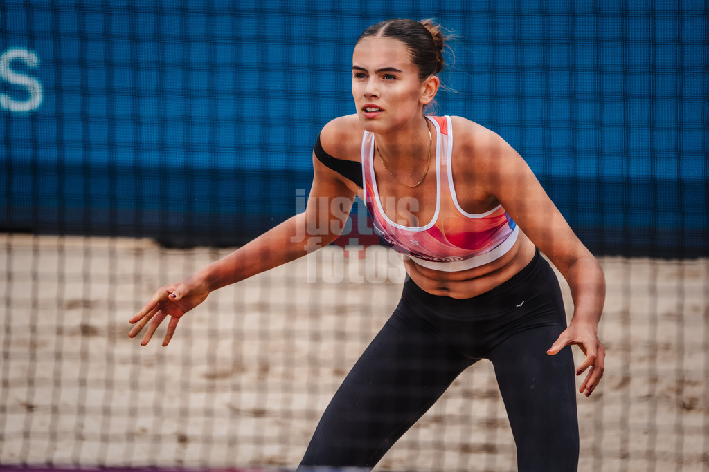 Beachvolleyball | Frauen | Allianz German Beach Tour 2025 | Tourstop Hamburg | 29.05.2025 | Rika Dieckmann wartet auf den Ball