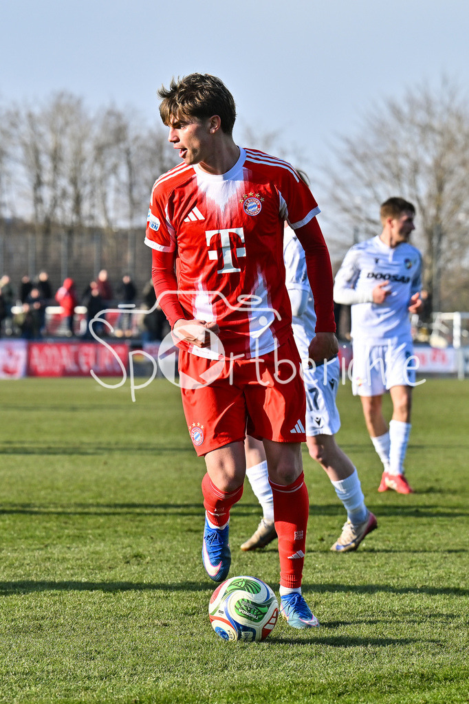 FC Bayern Amateure - FC Viktoria Pilsen U23 | MUNICH, GERMANY - 03. FEBRUARY: am Ball Guido DELLA ROVERE (FC Bayern München II 10) / Einzelfoto / Freisteller / während dem Testspiel zwischen den Amateuren des FC Bayern und dem FC Viktoria Pilsen B am FC Bayern Campus