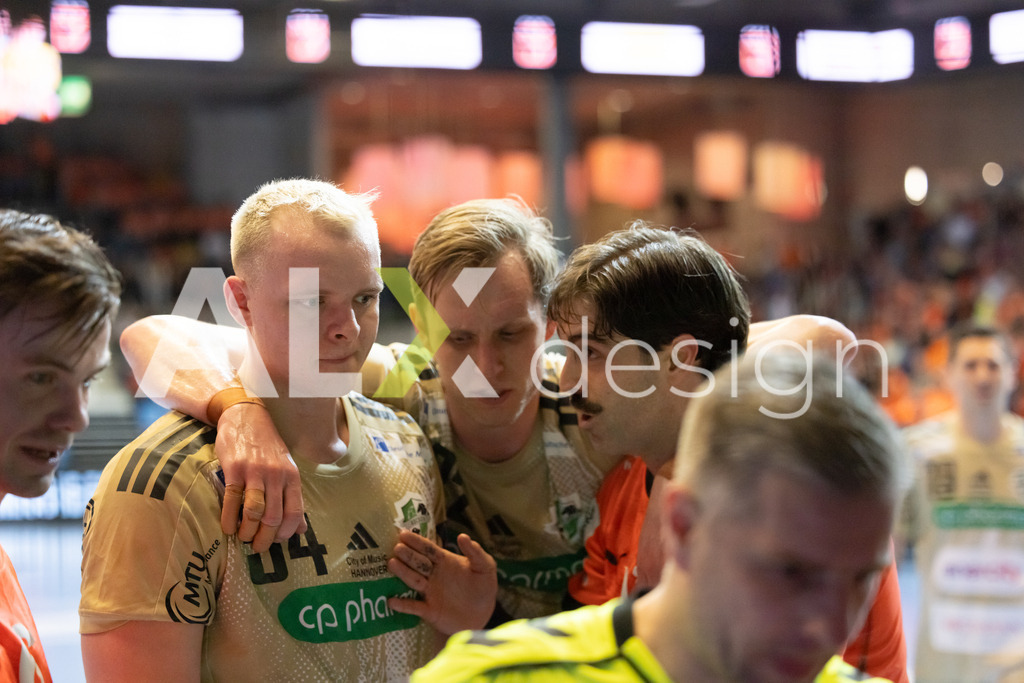 Handball I Herren I Saison 2025-2026 I EHF EUROPEAN LEAGUE 2025/26 | Men I Main Round I 2. Spieltag I Kadetten Schaffhausen - TSV Hannover-Burgdorf I 24.02.2026 | 54 Justus Fischer (DE) (TSV Hannover-Burgdorf) – Kreisläufer  //  22 Marian Michalczik (DE) (TSV Hannover-Burgdorf) – Rückraum mitte  //  13 Juan Castro Alvarez (ES) (Kadetten Schaffhausen) – Rückraum mitte - Realisiert mit Pictrs.com
