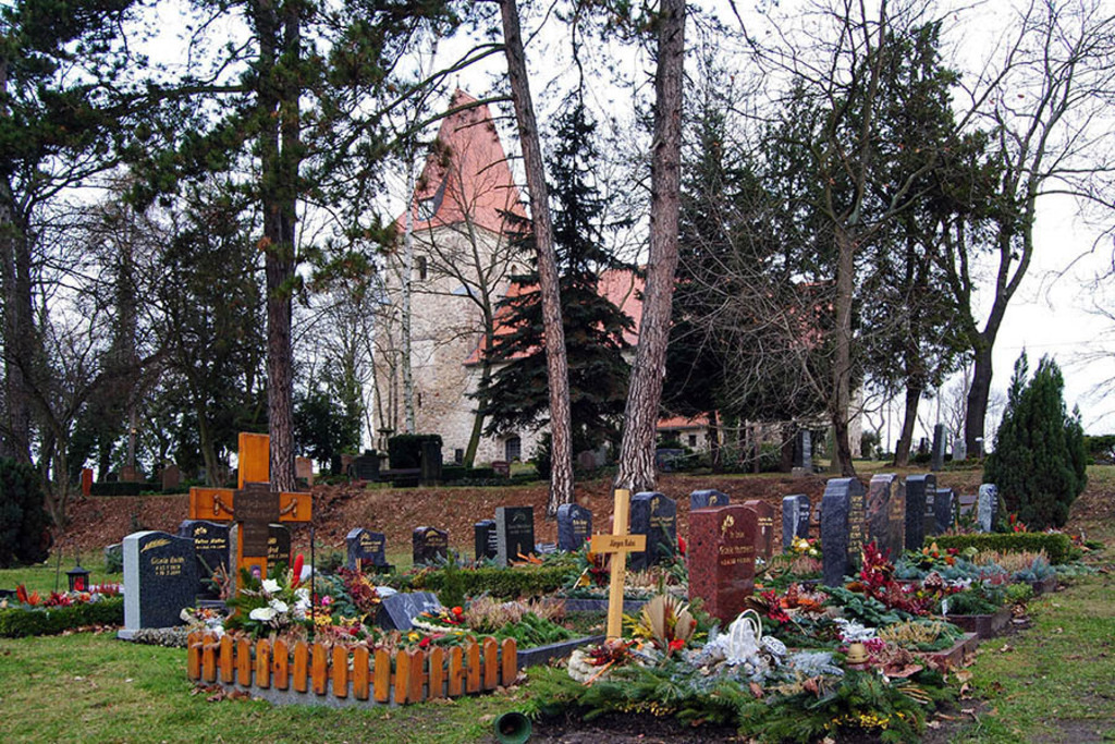 Foto: Leipzig - Friedhof Thekla | Das Team hinter BILDLEXIKON LEIPZIG bündelt historische wie aktuelle Informationen über die Stadt Leipzig in Text und Bild auf einer Plattform und stellt diese der interessierten Öffentlichkeit zur Verfügung.