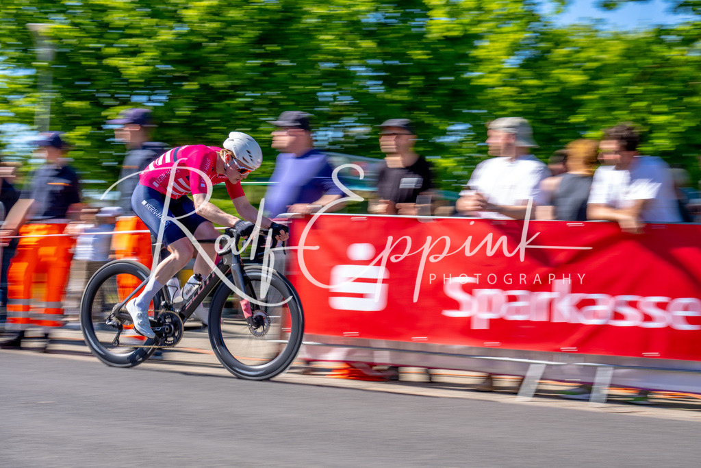 Spurt in den Mai 2026 - Großer Preis der Sparkasse Neuss | Annual one-day road cycling race "Großer Preis der Sparkasse Neuss" held in Büttgen, Germany, organized by VfR Büttgen 1912 e.V. The event features multiple races across all age categories from U11 youth to Elite men. - Realisiert mit Pictrs.com