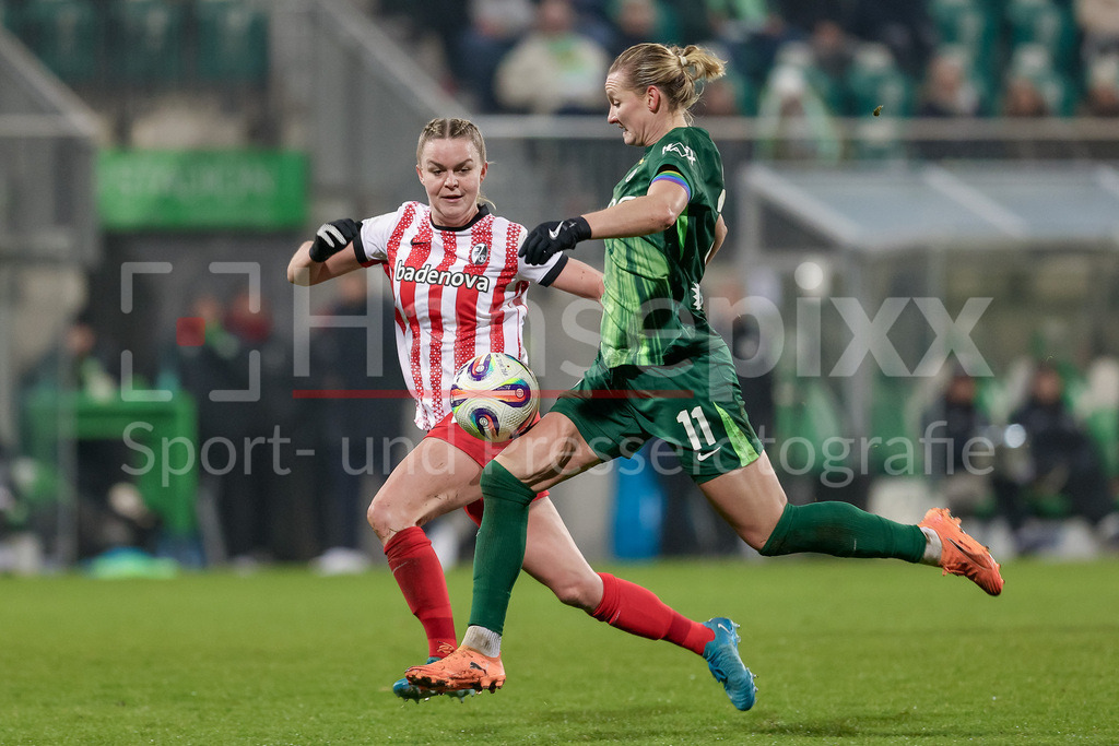 Fussball, Google Pixel Frauen-Bundesliga, VfL Wolfsburg - SC Freiburg | v.li.: Greta Stegemann (SC Freiburg, 16) und Alexandra Popp (VfL Wolfsburg, 11) im Zweikampf, Duell, Dynamik, Aktion, Action, Spielszene, DIE DFB-RICHTLINIEN UNTERSAGEN JEGLICHE NUTZUNG VON FOTOS ALS SEQUENZBILDER UND/ODER VIDEOÄHNLICHE FOTOSTRECKEN. DFB REGULATIONS PROHIBIT ANY USE OF PHOTOGRAPHS AS IMAGE SEQUENCES AND/OR QUASI-VIDEO.