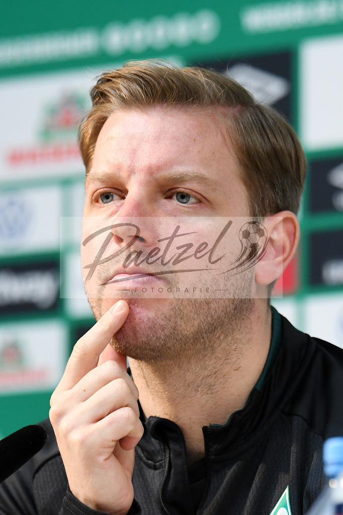 20200303_PKWBRE_0037 | Fussball, Herren: Trainer Florian Kohfeldt (SV Werder Bremen) schaut waehrend der Pressekonferenz des SV Werder Bremen im Presseraum des wohninvest Weserstadion am 03.03.2020 in Bremen, Deutschland. - Realisiert mit Pictrs.com