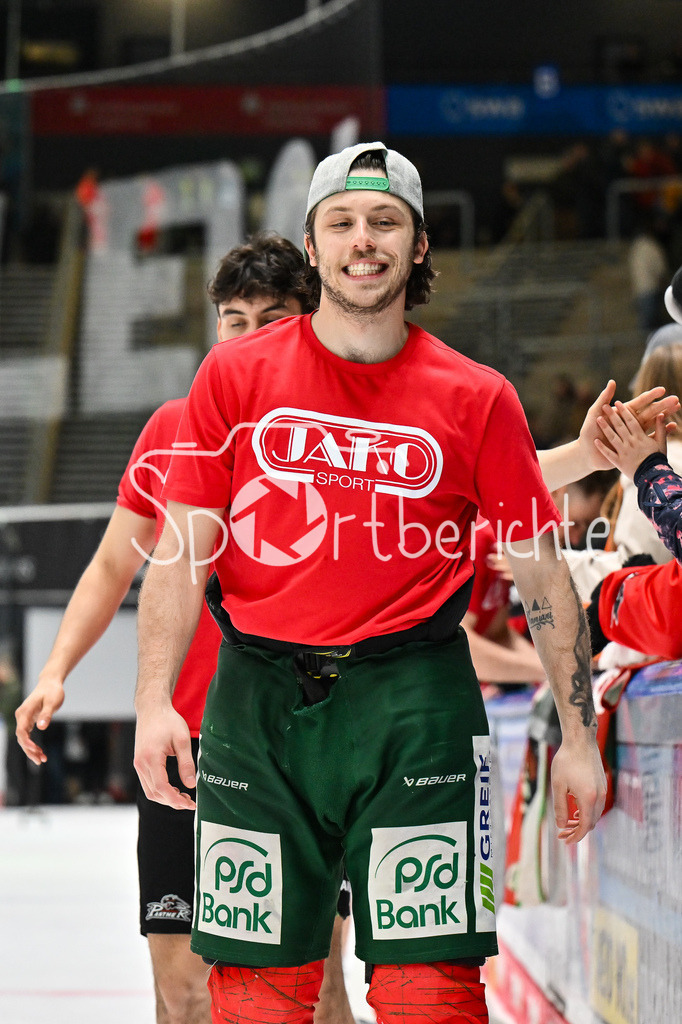 Augsburger Panther - Eisbären Berlin | aUGSBURG, GERMANY - 27. JANUARY: die Mannschaft der Panther feiert zusammen mit den Fans den 2-1 Heimsieg gegen Berlin nach dem Match zwischen den Augsburger Panthern und den Fischtown Pinguins am 43. Spieltag der Penny DEL im Curt Frenzel Stadion - Riley DAMIANI (Augsburger Panther 19)