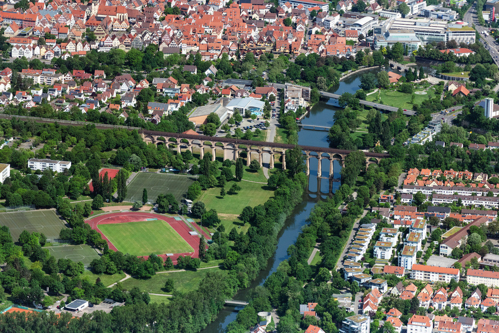 dr__0096922.jpg | BIETIGHEIM-BISSINGEN 19.05.2022 Viadukt des Bahn- Brückenbauwerk zur Streckenführung der Bahn- Gleise in Bietigheim-Bissingen im Bundesland Baden-Württemberg, Deutschland. Weiterführende Informationen bei: DB Netz AG,  Deutsche Bahn AG. // Viaduct of the railway bridge structure to route the railway tracks in Bietigheim-Bissingen in the state Baden-Wurttemberg, Germany. Further information at: DB Netz AG,  Deutsche Bahn AG. Foto: Daniel Reiter