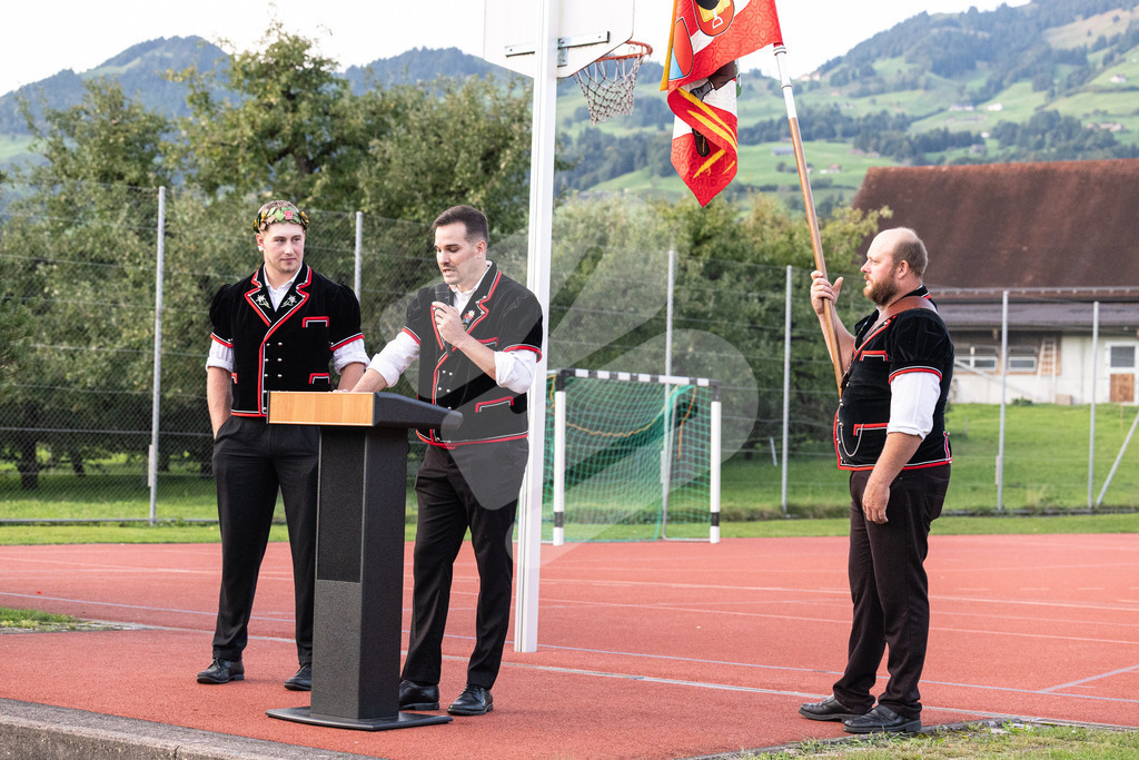 ESAF2025_Empfang_8493 | Die Schwinger des Schwyzer Kantonalen Schwingerverbandes: Fotos, die Dynamik und Leidenschaft festhalten, sowie emotionale Momente aus dem traditionellen Schwingsport zeigen. - Realisiert mit Pictrs.com