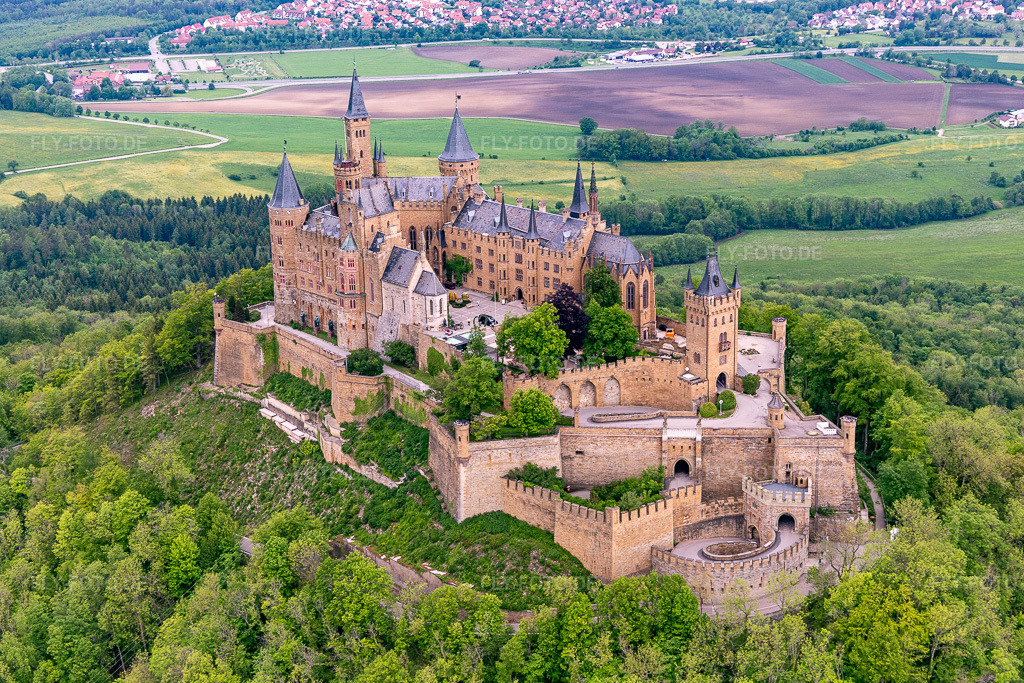 Luftbild: Burg Hohenzollern im Ortsteil Zimmern in Bisingen im Bundesland Baden-Württemberg in Deutschland. Foto: IMG_114669.jpg vom 31.05.2019 durch Werner Riehm/FLY-FOTO.de