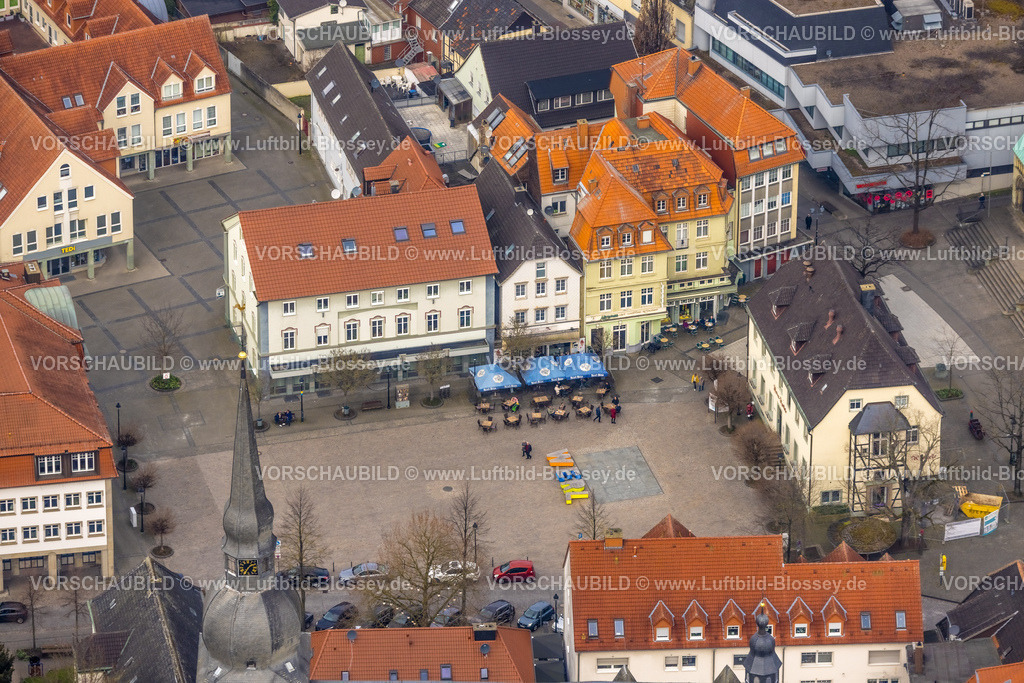 Werl240308160 | Luftbild, Fußgängerzone und historische Häuser am Marktplatz Alter Markt, Schrift WERL in bunten Großbuchstaben auf dem Platz, Cafe AußenGastronomie mit Gästen an Tischen und mit Sonnenschirmen, Nordrhein-Westfalen, Deutschland