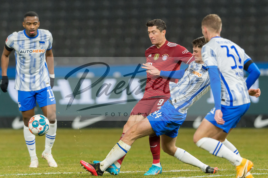 BSCFCB20220123_289 | Fussball, Herren: Robert Lewandowski (FC Bayern Muenchen) und Linus Jasper Gechter (Hertha BSC) im Zweikampf bei dem Spiel der 1. Bundesliga zwischen Hertha BSC und FC Bayern Muenchen im Olypiastadion am 23.01.2022 in Berlin, Deutschland.DFB / DFL REGULATIONS PROHIBIT ANY USE OF PHOTOGRAPHS AS IMAGE SEQUENCES AND/OR QUASI-VIDEO. - Realisiert mit Pictrs.com