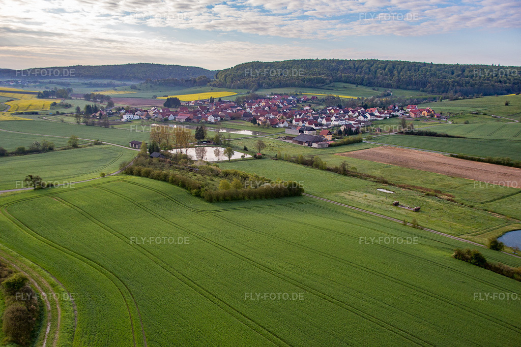 Luftbild: Hofsee von Osten im Ortsteil Geusfeld in Rauhenebrach im Bundesland Bayern in Deutschland. Foto: IMG_087794.jpg vom 05.05.2016 durch Werner Riehm/FLY-FOTO.de