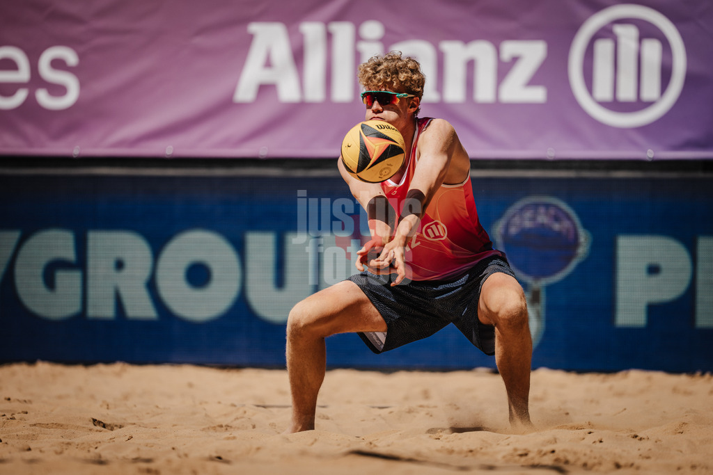 Beachvolleyball | Männer | Allianz German Beach Tour 2025 | Tourstop Düsseldorf | 09.05.2025 | Tamo Wüst nimmt den Ball an