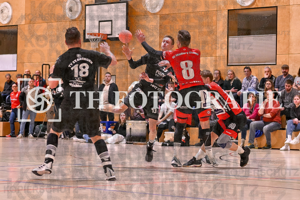 GER, SG Maulburg/Steinen - TV St. Georgen, Handball, Landesliga, 16. Spieltag, Saison 2023/2024, 17.02.2024 | Julian Jerke (TV St. Georgen/Schw., #13) am Ball vor Jakob Tiedtke (SG Maulburg/Steinen, #08). Im Bild Stephan Lermer (TV St. Georgen/Schw., #18)

GER, SG Maulburg/Steinen - TV St. Georgen, Handball, Landesliga, 16. Spieltag, Saison 2023/2024, 17.02.2024

Foto: TH Fotografie/Thomas Hess
