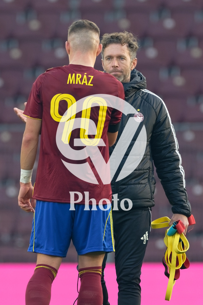 Brack Super League - Servette FC v FC Zurich | Mathieu Degrange (Performance coach Servette FC) speaks with Samuel Mraz (90 Servette FC) during the Brack Super League match between Servette FC and FC Zurich at Stade de Geneve in Geneva, Switzerland