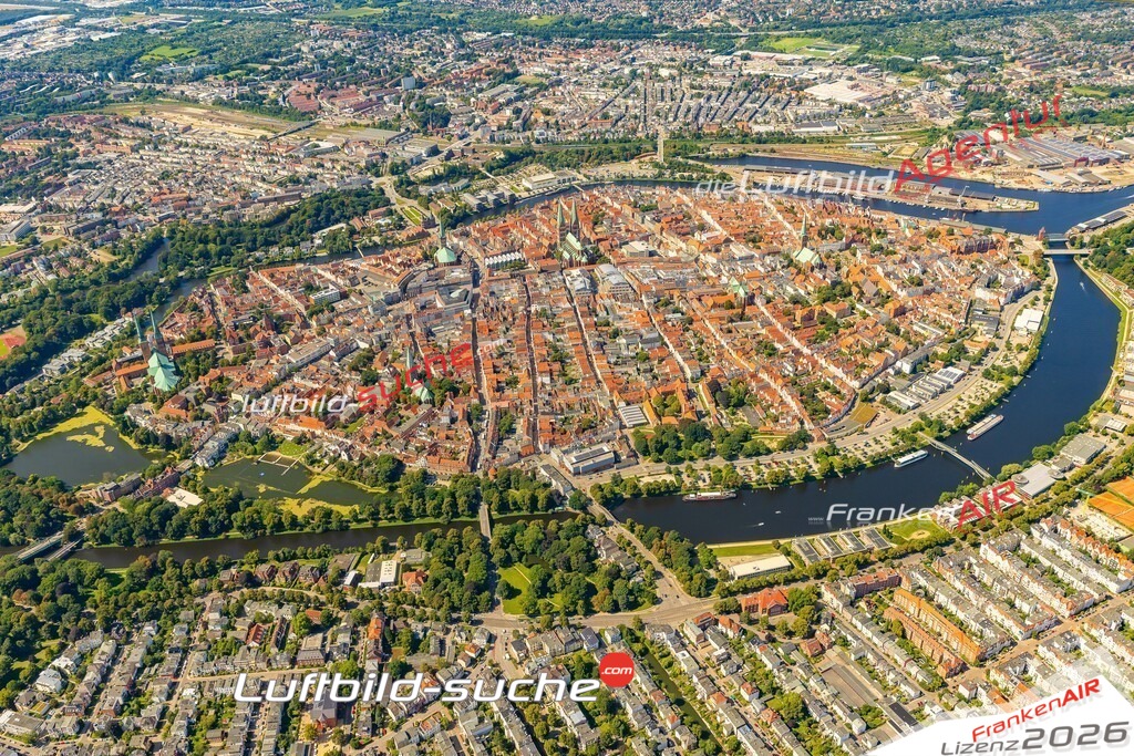 Luftaufnahme Altstadt Übersicht Lübeck - Die Luftaufnahme wurde 2025 vom UL-Flugzeug heraus erstellt ( ohne Drohne ) - Hochauflösende Luftaufnahme - für professionelle Ausdrucke geeignet. Die Geschenkidee !Mit Lizenz und Bildrechte bestellbar