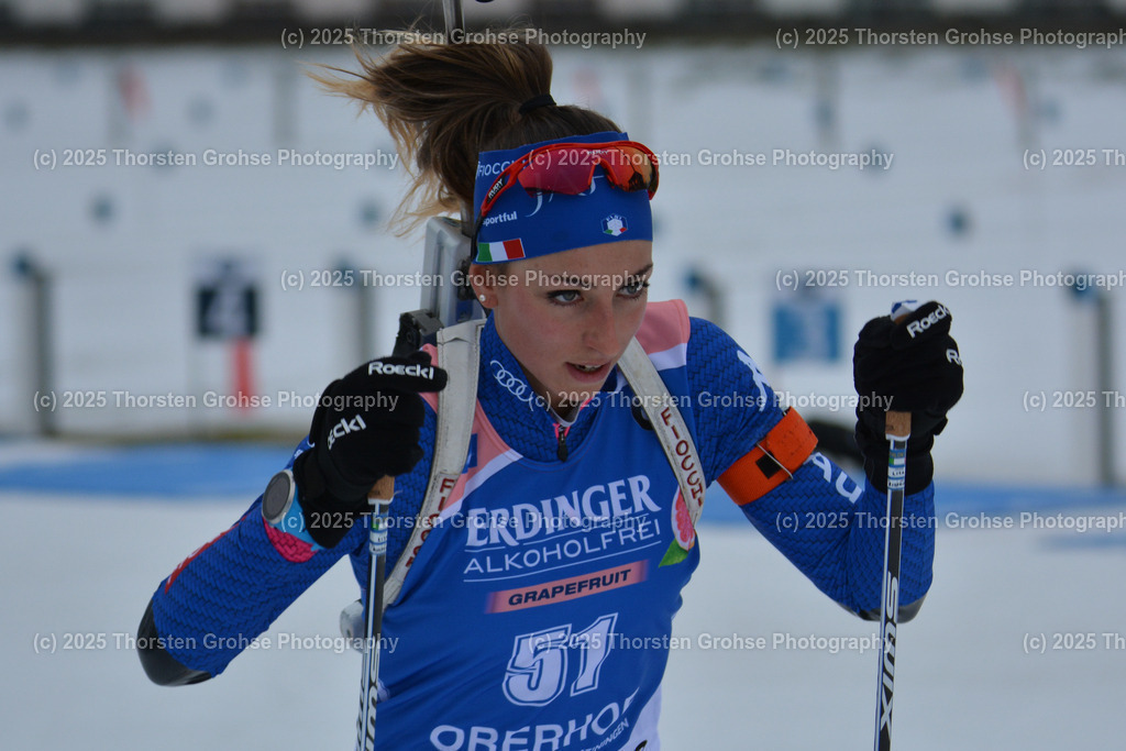 IBU WC Biathlon Oberhof 2018 | VITTOZZI Lisa (ITA) verlaesst den Schiessstand; IBU WC Biathlon Oberhof 2018, 10 km Verfolgung der Frauen am 06.01.2018 in der DKB Ski Arena in Oberhof, (Deutschland) - Realisiert mit Pictrs.com