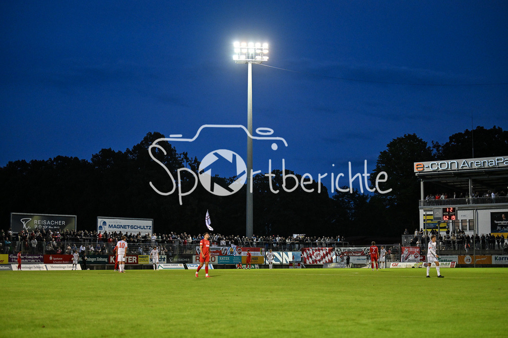 FC Memmingen - FC Bayern Amateure | Das Flutlicht in Memmingen zum Abendspiel der Regionalliga Bayern zwischen Memmingen und München / Symbolbild / Regionalliga Bayern: FC Memmingen - FC Bayern München II; Arena Memmigen am 29.08.2025