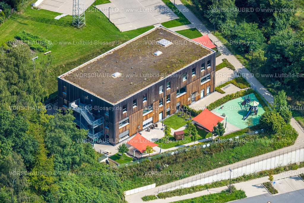 Meschede250807364 | Luftbild, AWO Kindergarten Mobile Kita mit roten Sonnensegel, Am Ziegeleiteich, Meschede-Stadt, Meschede, Sauerland, Nordrhein-Westfalen, Deutschland