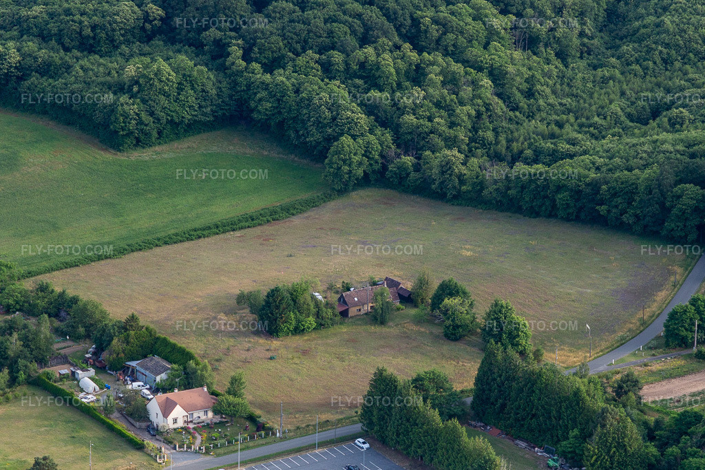 Aerial view: Le Piquet in Semur-en-Vallon in the state Sarthe, France. – Photo: IMG_132398.jpg taken on 06/14/2022 by Werner Riehm/FLY-FOTO.com – Resolution of the original: 4158 x 2772 px
