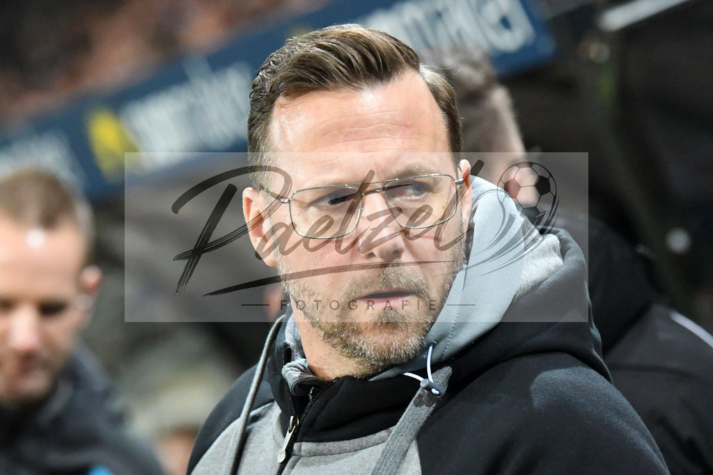 20200214_SCPFWK_0035 | Fussball, Herren: Trainer Sascha Hildmann (SC Preussen Muenster) schaut waehrend des Spiels der 3. Liga zwischen SC Preussen Muenster und FC Wuerzburger Kickers im Preussenstadion am 14.02.2020 in Muenster, Deutschland.DFB / DFL REGULATIONS PROHIBIT ANY USE OF PHOTOGRAPHS AS IMAGE SEQUENCES AND/OR QUASI-VIDEO. - Realisiert mit Pictrs.com