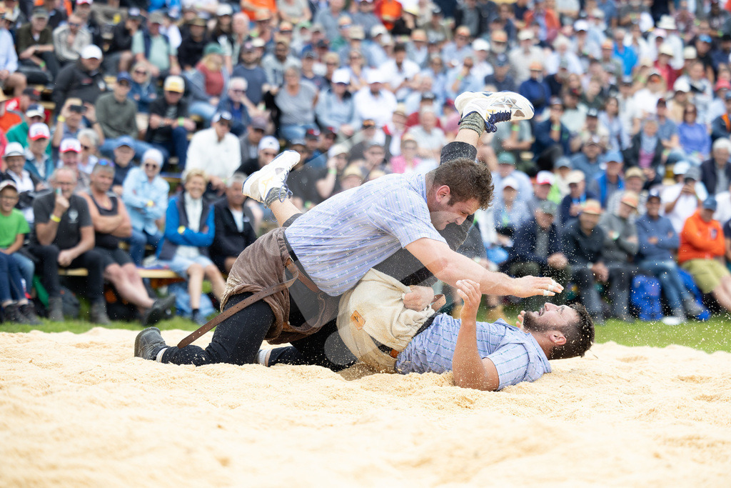 Rigi2025_1815 | Die Schwinger des Schwyzer Kantonalen Schwingerverbandes: Fotos, die Dynamik und Leidenschaft festhalten, sowie emotionale Momente aus dem traditionellen Schwingsport zeigen. - Realisiert mit Pictrs.com