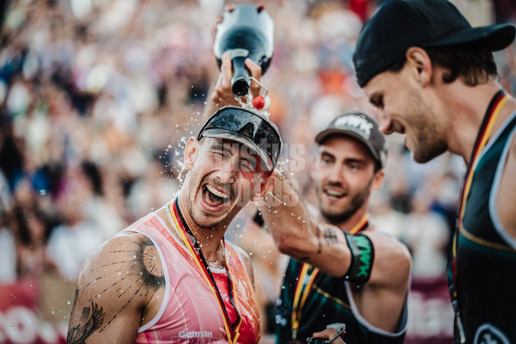 Beachvolleyball | Frauen und Männer | Deutsche Meisterschaften 2025 Timmendorfer Strand | 07.09.2025 | v.l. Lukas Pfretzschner bekommt von Clemens Wickler eine Bierdusche während der Siegerehrung
