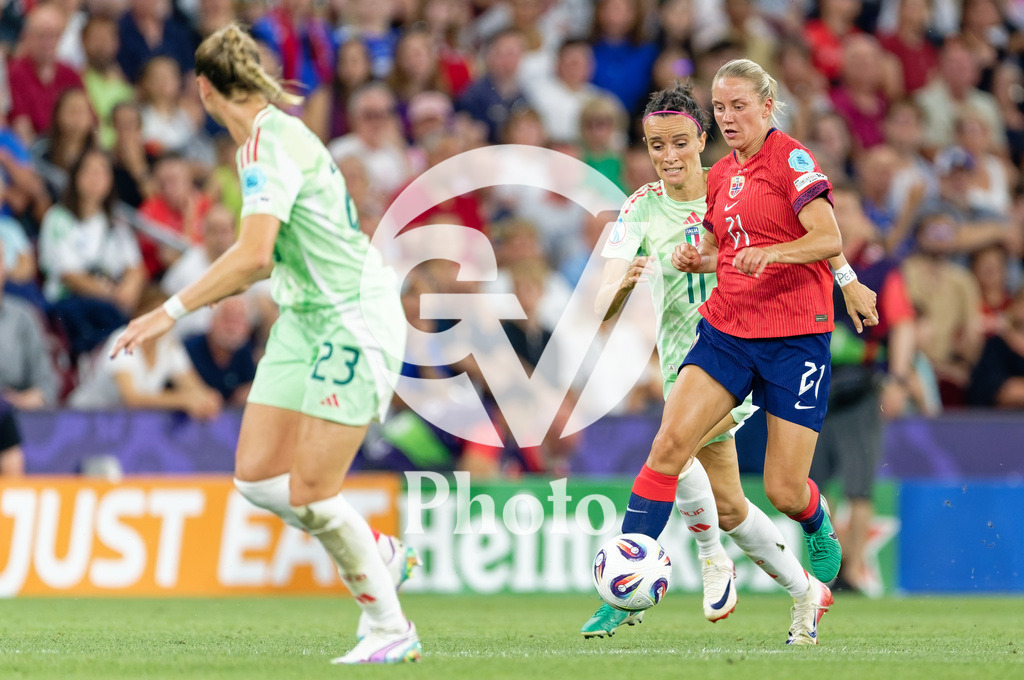 Norway v Italy - UEFA Women's EURO 2025 Quarter-Final | GENEVA, SWITZERLAND - JULY 16: Lisa Naalsund of Norway(R) and Barbara Bonansea of Italy (L)  fight for possession  during the UEFA Women's EURO 2025 Quarter-Final match between Norway and Italy at Stade de Geneve on July 16, 2025 in Geneva, Switzerland. (Photo by Giuseppe Velletri/Sports Press Photo/Getty Images)
