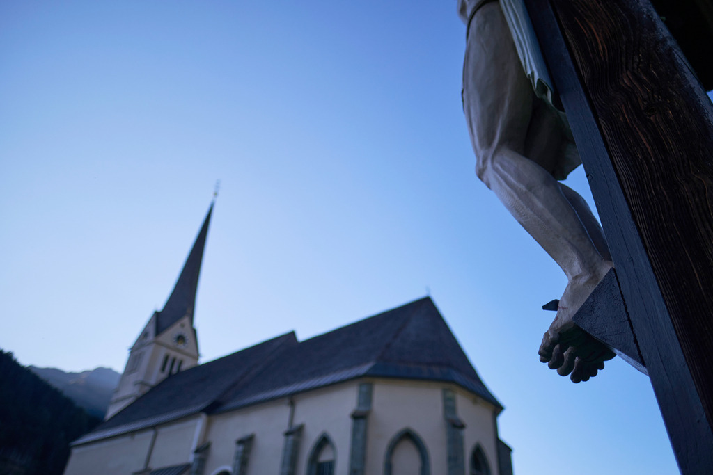 Pfarrkirche und Kreuz in Rauris | Rauris, Austria - September 15, 2020: Pfarrkirche und Kreuz mit blauem Himmel. - Realisiert mit Pictrs.com