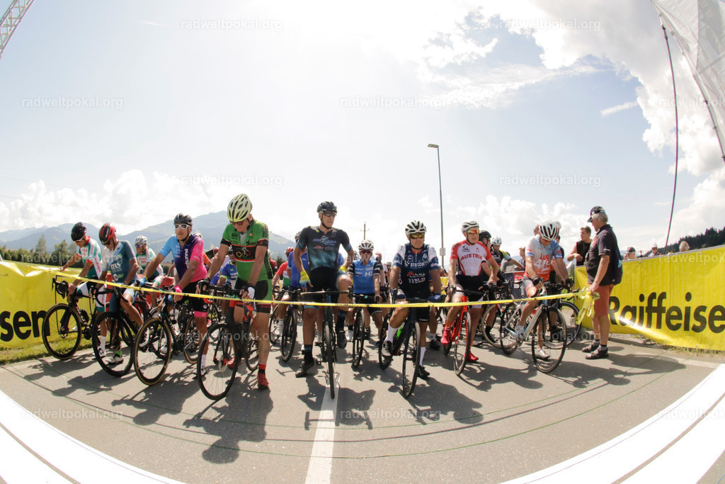 758_20230817_Bewerb_Maenner_Muehlanger | AUT - OESTERREICH, 2023-08-16: SPORT RENNRAD-FAHREN - 55. INTERNATIONALER RADWELTPOKAL IN ST. JOHANN IN TIROL  - Vintage-Radrennen mit WM-Bronze-Medaillen-Siegerin Christina Schweinberger, den Teilnehmer und Alexander Baumann (vom Orginastions-Team) - TAG 2 BEWERB MAENNER IN SECHS GRUPPEN  ; Foto: Roland Muehlanger