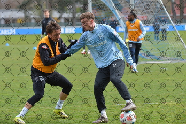 RGE_8832 | Hertha BSC, 2.Bundesliga, Herren, Training, Saison 2025/26, von li. Michal Karbownik  ( Hertha BSC ), Michael Cuisance ( Hertha BSC ),  Dienstag, 31.03. 2026,   Fotograf: Ralf Gebhardt - Realisiert mit Pictrs.com